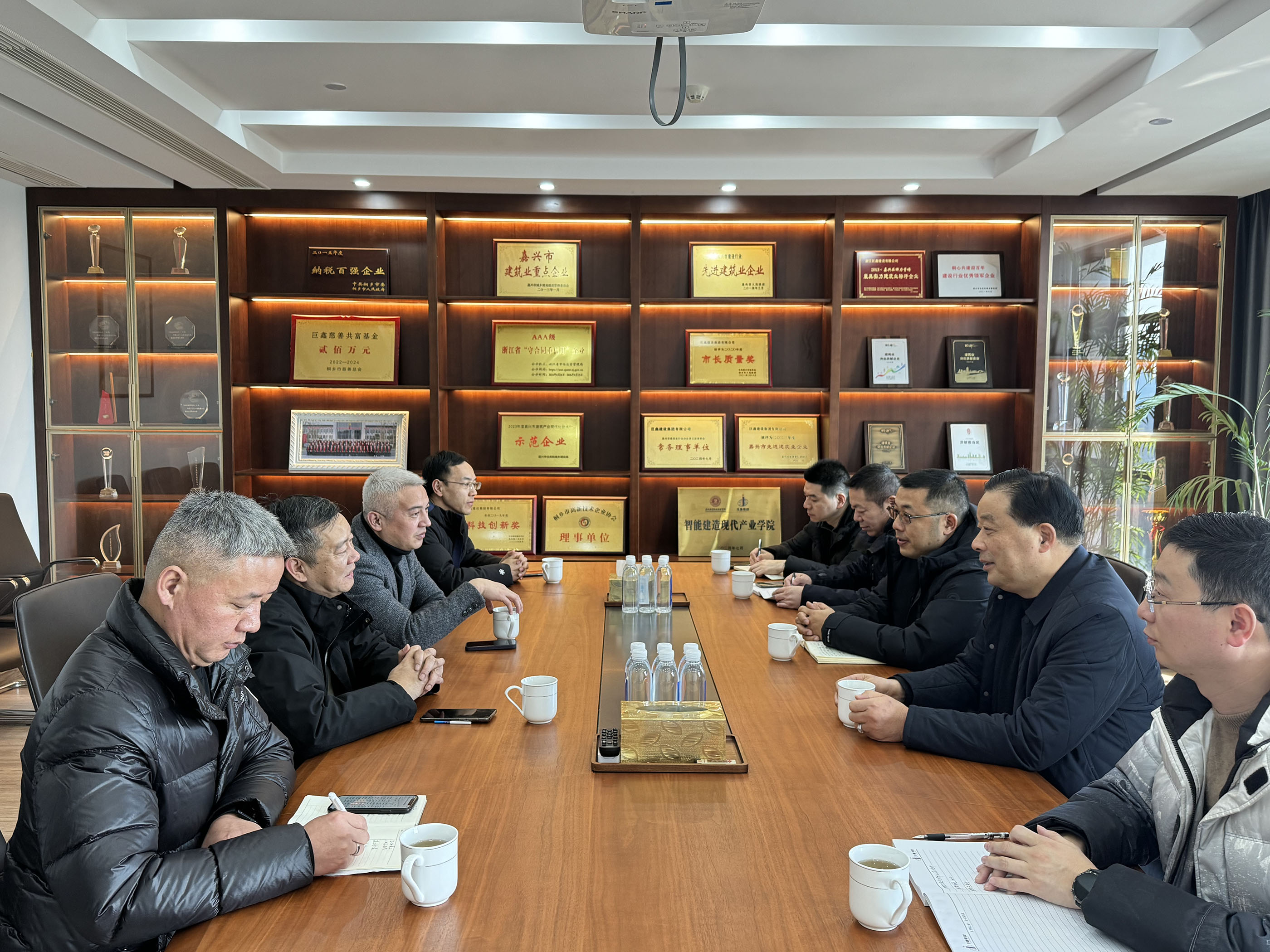 桐乡建设局党委书记、局长黄明华一行莅临我集团开展新春走访调研工作